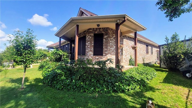 view of side of property featuring a lawn