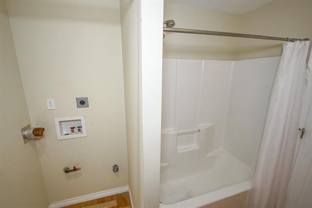 bathroom featuring a shower with shower curtain