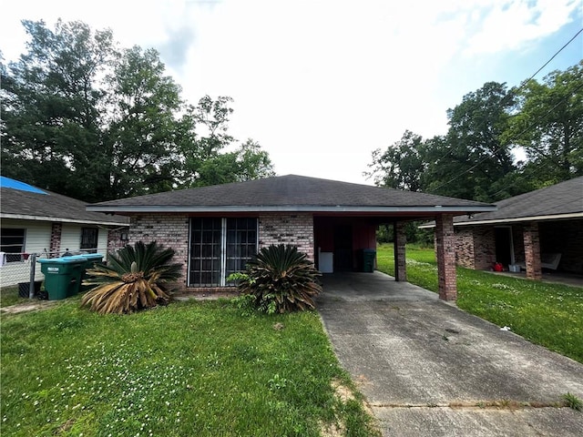 view of front facade featuring a carport and a front lawn