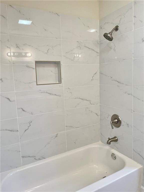 bathroom with tiled shower / bath