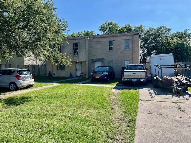 view of front of property featuring a front yard