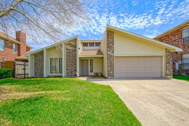 view of front facade featuring a garage and a front lawn