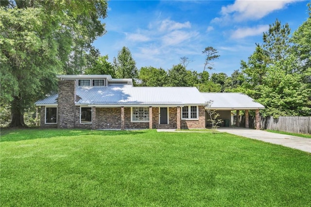 view of front of home featuring a carport and a front yard