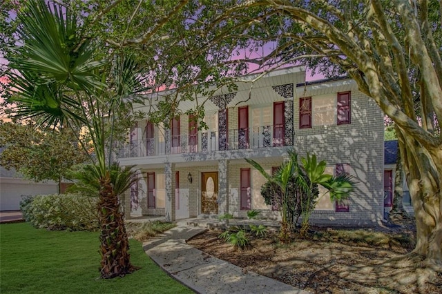 view of front facade with a yard