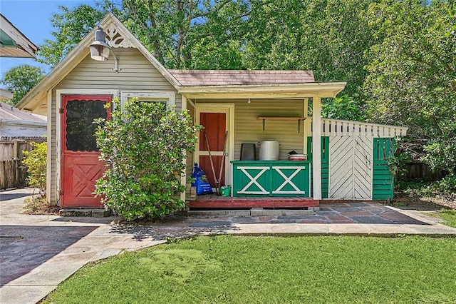 view of shed / structure featuring a yard