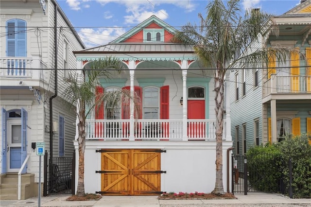 view of front of home featuring a balcony