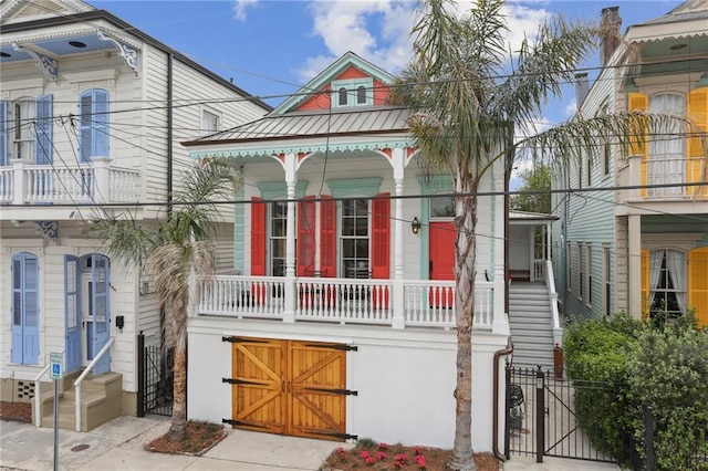 view of front of property featuring a balcony