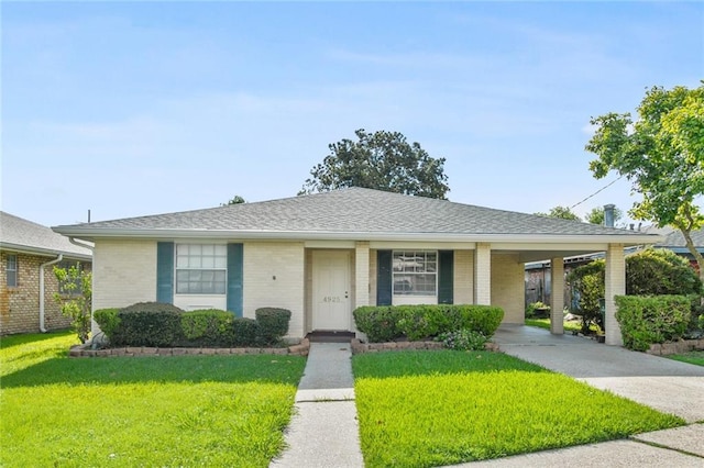 view of front of home featuring a front yard and a carport