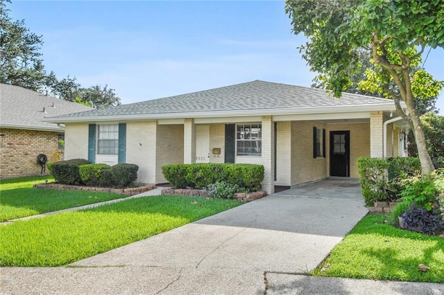 view of front of house featuring a front lawn and a carport