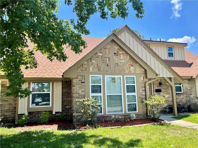 view of front of property featuring a front lawn