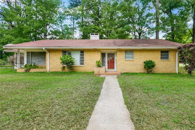 single story home with a front lawn