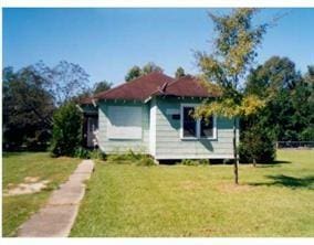 view of front of house with a front yard