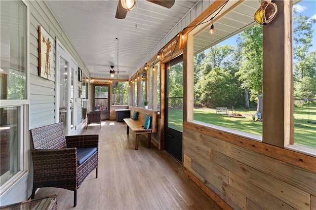 sunroom with ceiling fan