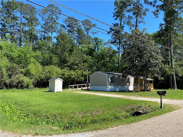 view of yard with a storage shed