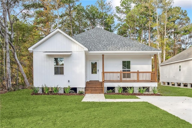 view of front facade featuring a front yard