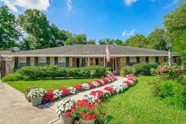 single story home with a front yard