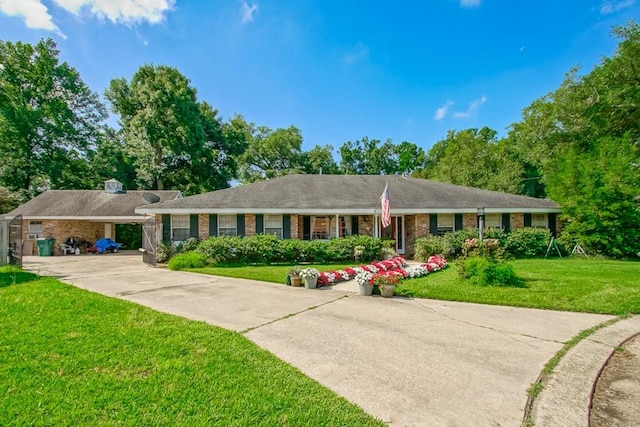 single story home featuring a front lawn