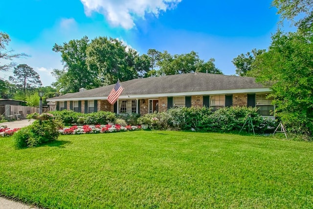 single story home with a front lawn