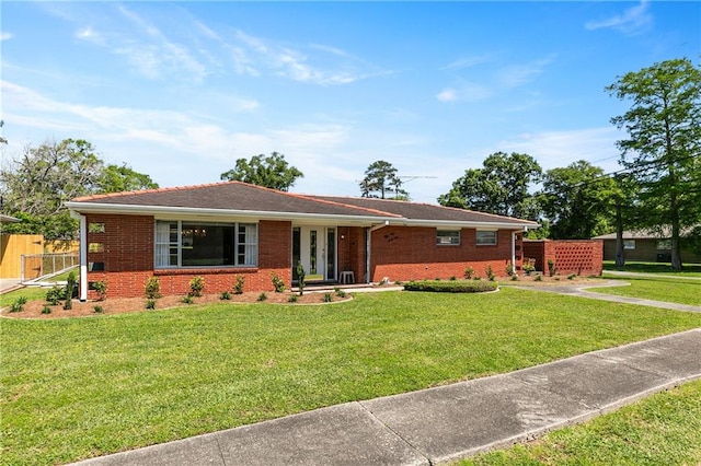 single story home with a front lawn