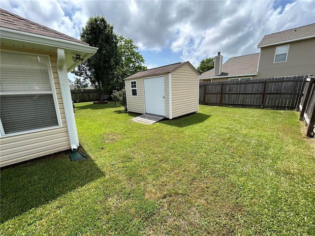 view of yard featuring a shed