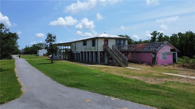 view of front of home featuring a front yard