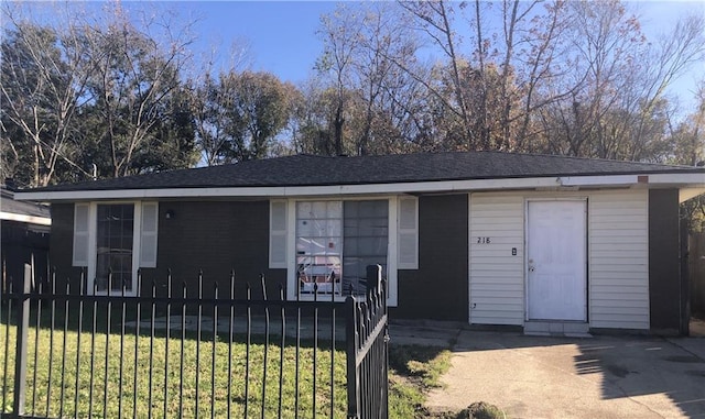 single story home featuring a front lawn