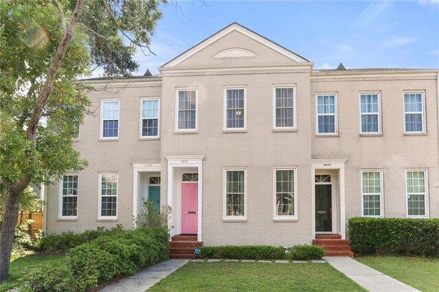 view of front of house with a front lawn