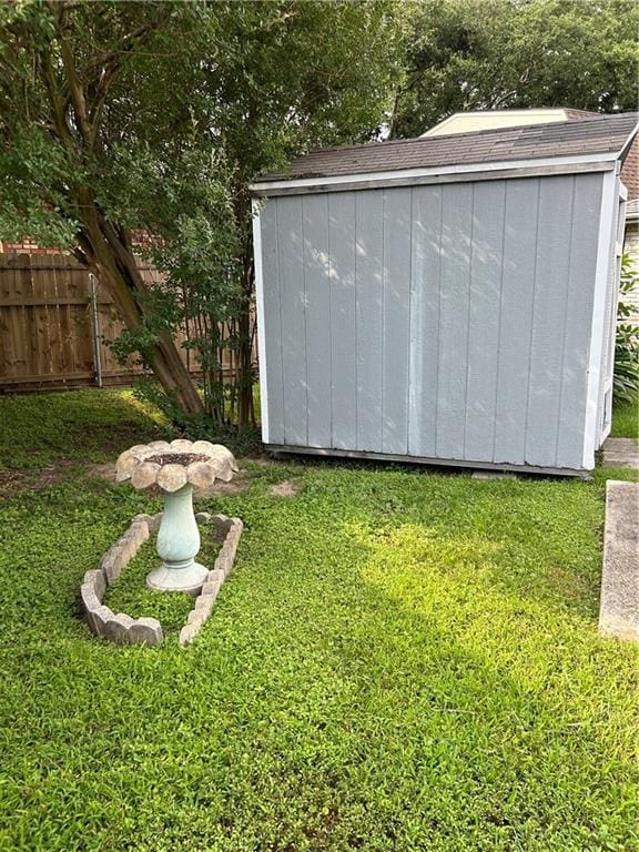 view of yard with a storage shed