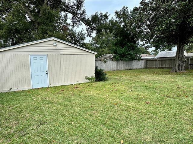 view of yard with an outdoor structure