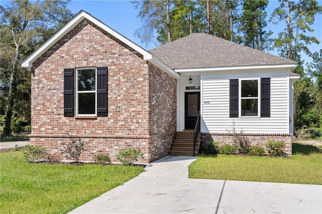 view of front facade featuring a front yard