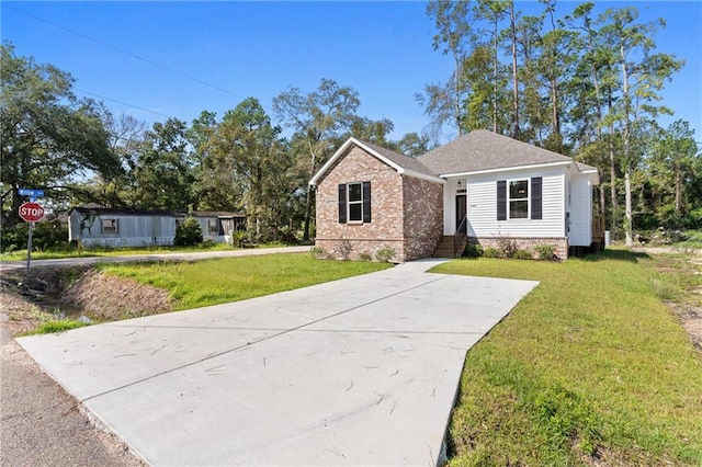 single story home featuring a front yard