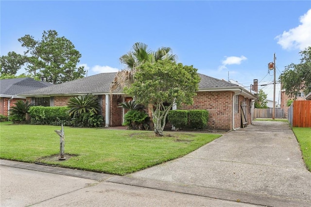 view of front of home featuring a front yard