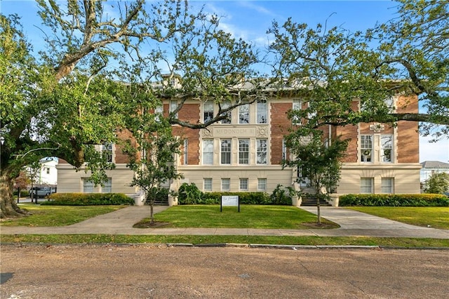 view of front of home with a front lawn