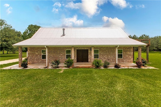 view of front of property featuring a front lawn