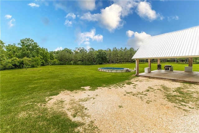 view of yard featuring a pool