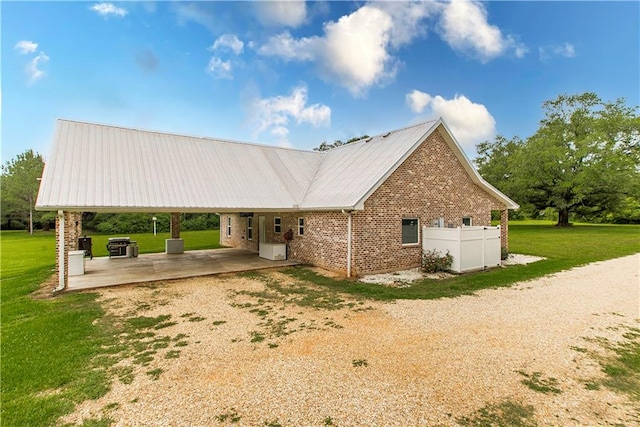 view of front of house with a front lawn