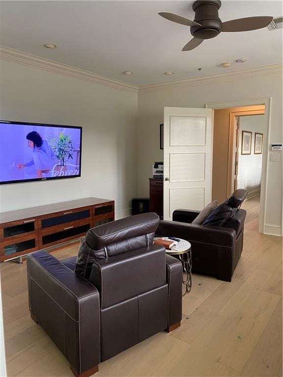 living room featuring crown molding, light hardwood / wood-style flooring, and ceiling fan