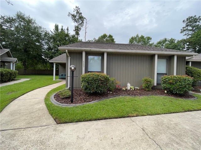 view of front of house featuring a front lawn