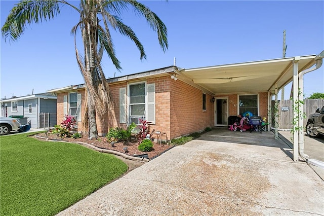 view of front of home featuring a front lawn and a carport