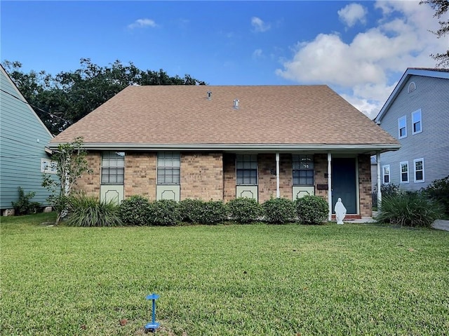 view of front facade with a front yard