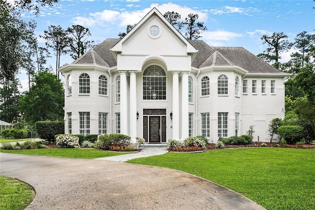 view of front of house featuring a front lawn