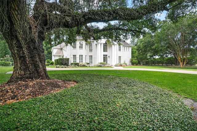 view of front facade featuring a front lawn