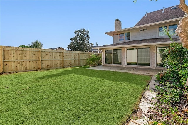 view of yard featuring a patio area