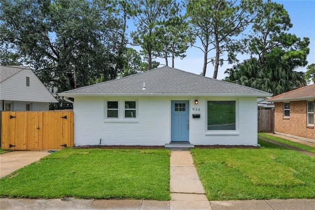 view of front of property featuring a front yard