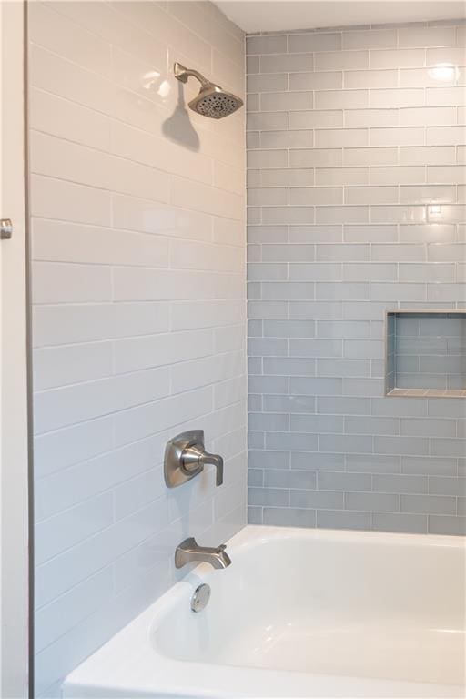 bathroom featuring tiled shower / bath combo