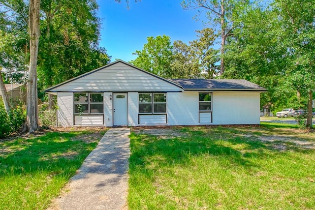 single story home featuring a front lawn