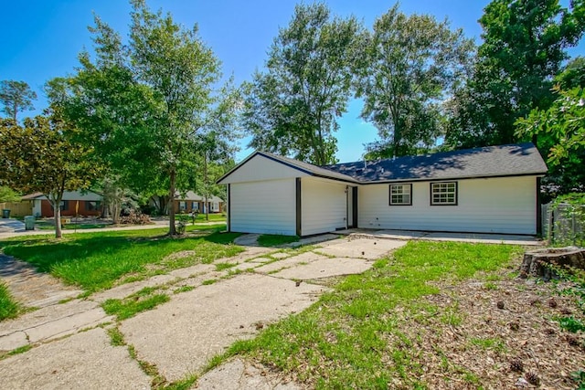 view of front of house featuring a front yard