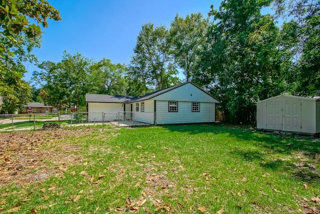 view of yard featuring a shed