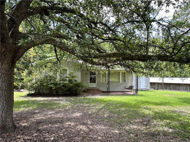 view of front of property featuring a front yard