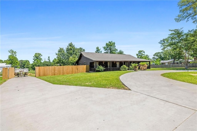 ranch-style house featuring a front yard